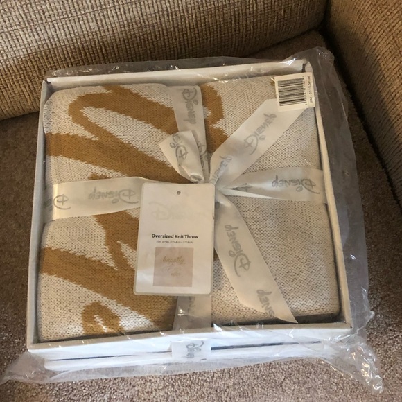 🎠Disney Happily Ever After Knitted Blanket- 658 $30 or $25 w/offer - Picture 2 of 4